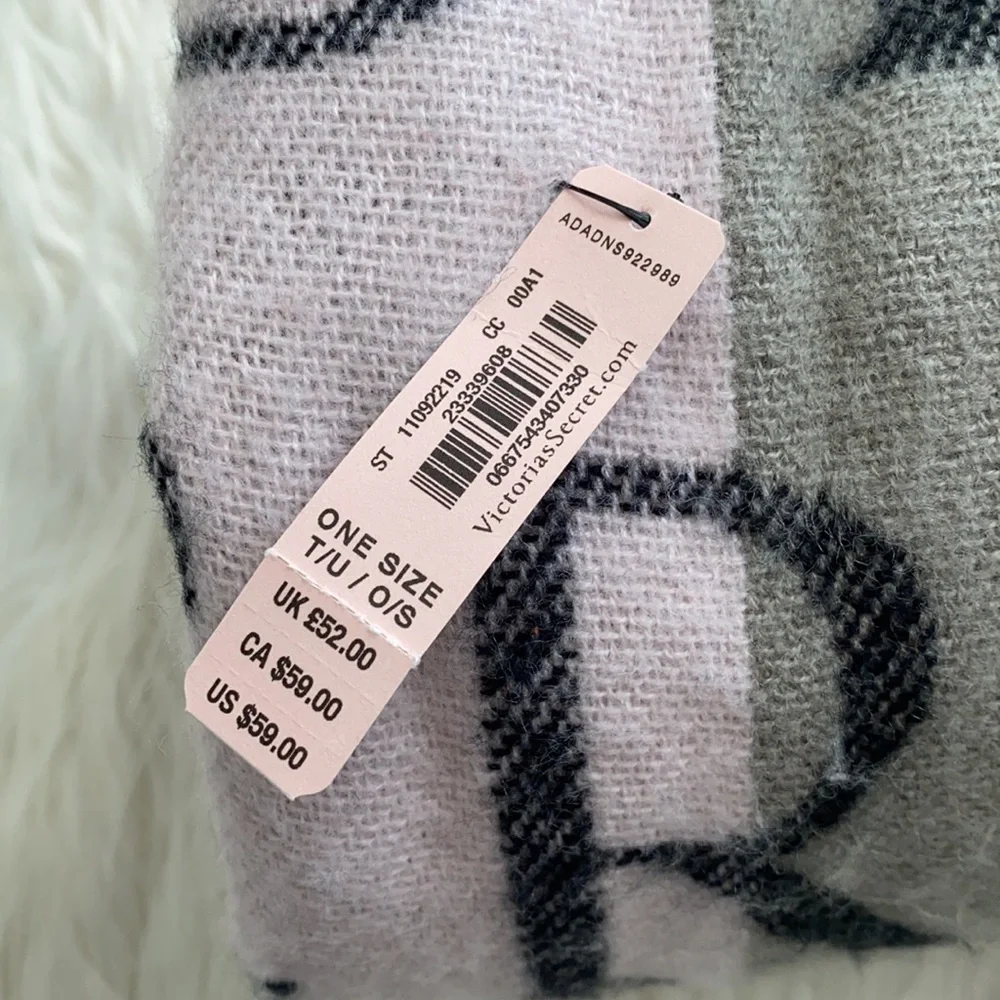 Victoria’s Secret | Fringe Throw Blanket